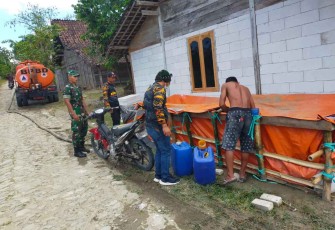 Droping air bersih warga terdampak keleringan