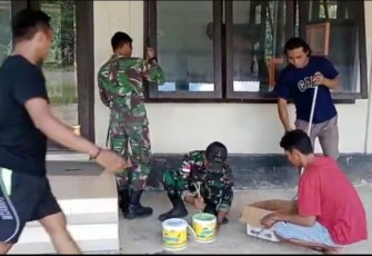 Musholla di cat ulang personel satgas bersama warga