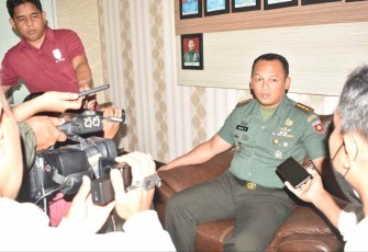 Dandim 1402/Polman Letkol Czi Masni Etha Yanurianedhi saat memberikan keterangan pers 