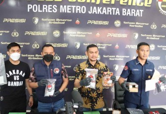 Satres Narkoba Polres Metro Jakarta Barat saat konferensi pers penangkapan mahasiswa memiliki paket ganja 515 gram, Jum'at (23/9)
