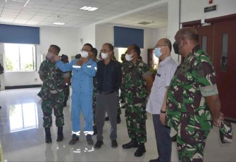 Pangdam Kasuari Mayjen TNI Gabriel Lema saat meninjau pabrik PT Semen SDIC Conch di Maruni, Jum'at (23/9)