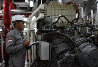 Personel Bakamla melaksanakan pengecekan kapal sebelum patroli 