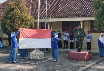 Serma Sunardi saat pimpin upacara 