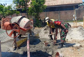 Gotong royong bantu bangun rumah warga binaan