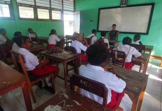 Anggota TNI turut andil mencerdaskan anak bangsa