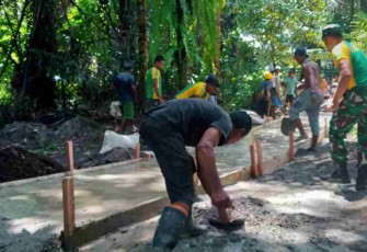 Pembanguna jalan setapak di Desa Allang, Ambon
