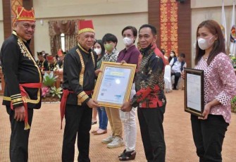MenkopUKM Teten Masduki saat memberikan penghargaan pelaku UMKM di Manado