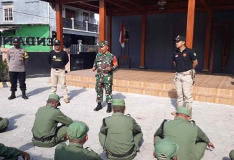 Sertu Adam saat memberikan wasbang