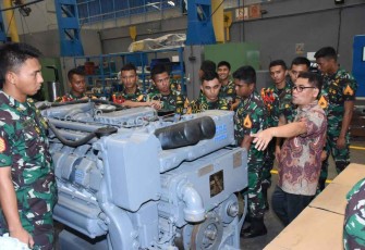 Taruna AAL saat praktek overhoul mesin diesel