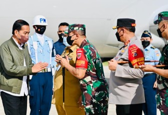 Pangdam Hasanuddin Mayjen TNI Dr. Totok Imam Santoso saat menyambut kedatangan presiden Jokowi 