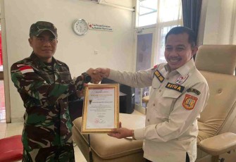 Penyerahan piagam penghargaan untuk Satgas Yonif 126/KC  