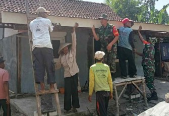 Gotong royong bantu rehap rumah warga binaan 