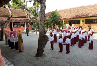 Serma Rofiqoh saat pimpin upacara bendera