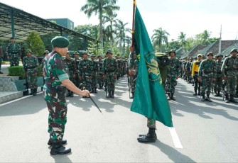 Pangdiv 2 Kostrad Mayjen TNI Safrial saat tradisi penerimaan warga baru, Selasa (27/9)