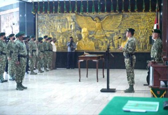 Pangkostrad Letjen TNI Maruli Simanjuntak saat pimpin sertijab pejabat dan tradisi korps prajurit di Jakarta, Selasa (27/9)