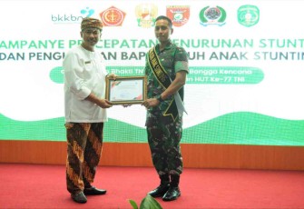 Dandim 0906/Kkr Letkol Inf Jeffry Satria saat didaulat menjadi bapak asuh anak stunting