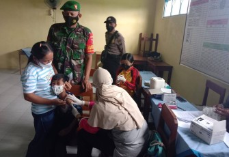 Serda Vika saat mendampingi imunisasi anak 