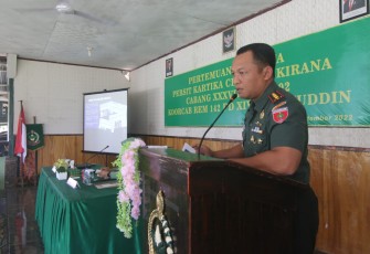 Dandim 1402/Polman Letkol Czi Masni Etha Yanurianedhi saat memberikan pengarahan 