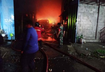 Bantu padamkan kebakaran gudang barang bekas
