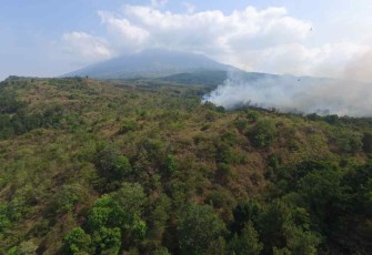 Kepulan asap terbakarnya lahan dan hutan di gunung Ceremai Kabupaten Kuningan Jawa Barat 
