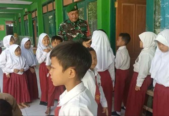 Sertu Istamar saat mendampingi imunisasi anak sekolah