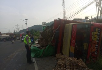 Truck terguling di kelurahan Mekarsari Kota Cilegon, Kamis (29/9)