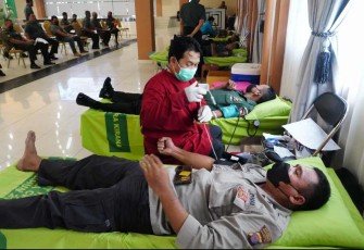 Donor darah prajurit Korem 091/ASN. Kamis (29/9)
