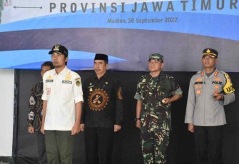 Dandim 0803/Madiun Letkol Inf Meina Helmi saat kirab Pataka Jer Basuki Mawa Beya