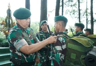 Pangdiv 2 Kostrad Mayjen TNI Safrial saat tradisi penerimaan warga baru. Jum'at (30/9)