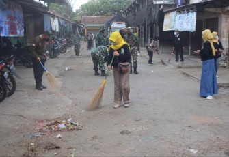 Karya bakti prajurit Kodim Tulungagung bersihkan pasar Ngemplak 