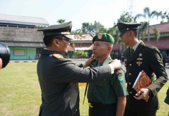 Danrem 064/MY Brigjen TNI Tatang Subarna saat menyematkan kenaikan pangkat prajuritnya. Sabtu (1/10)