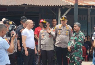 Kapolda Sumut Irjen Pol RZ Panca Putra Simanjuntak saat di lokasi gempa Tapanuli Utara. Sabtu (1/10)