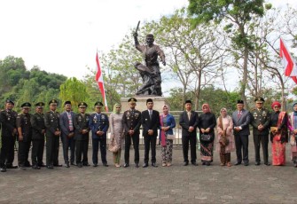 Foto bersama di Monumen Kresek