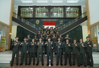 Pangdiv 2 Kostrad Mayjen TNI Syafrial foto bersama prajuritnya usai kebaikan pangkat, Sabtu (1/10)