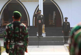 Irkostrad Mayjen TNI Dian Sundiana saat upacara peringatan hari Kesaktian Pancasila di Makostrad Gambir Jakarta, Sabtu (1/10)