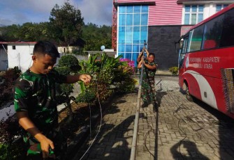 Pemasangan alkom di posko bencana gempa. Minggu (2/10)