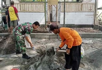 Serka Andik saat merehab makam bersama warga binaan. Minggu (2/10)