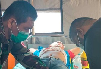 Prajurit petarung Korem 023/KS saat memberikan pengobatan warga korban gempa bumi. Minggu (2/10)