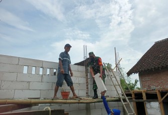 Bantu warga binaan membangun rumahnya