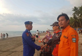 Personel Ditpolairud Polda Banten saat berikan himbauan keselamatan wisatawan. Minggu (2/10)