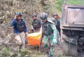 Evakuasi korban pembantaian KSTB di Kampung Majenek Lama, Teluk Bintuni 