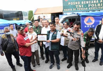 Penyerahan bantuan untuk korban bencana gempa bumi di kabupaten Tapanuli Utara.Mknggu (2/10)