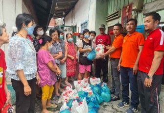 Ketua Pewarta saat memberikan santunan sembako warga kurang mampu. Minggu (2/10)