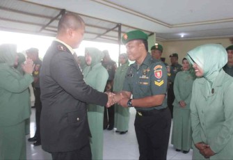 Dandim 0913/PPU Letkol Inf Arfan Arfandi saat memberikan selamat kenaikan pangkat prajuritnya. Sabtu (1/10)