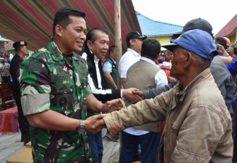 Danrem 023/KS Kol Inf Dodi Triwinarto sangat peduli masyarakat  korban bencana. Minggu (2/10)