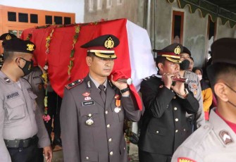 Prosesi pemakaman anggota gugur saat pengamanan di stadion Kanjuruhan Malang. Minggu (2/10)