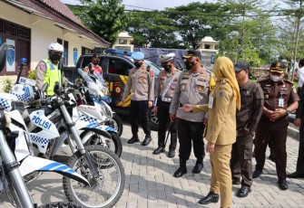 Kapolres Demak AKBP Budi Adhy Buono saat pengecekan personel operasi Zebra Candi 2022. Senin (3/10)