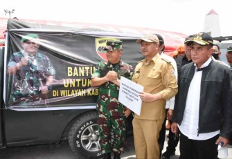 Pangdam I/BB Mayjen TNI Achmad Daniel Chardin saat memberikan bantuan sembako, Senin (3/10)