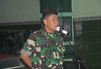 Dandim 0803/Madiun Letkol Inf Meina Helmi saat pengarahan syukuran kenaikan pangkat prajuritnya. Senin (3/10)