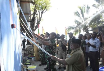 Pangdam Kasuari Mayjen TNI Gabriel Lema saat pengecetan simbolis kampung warna warni. Senin (3/10)